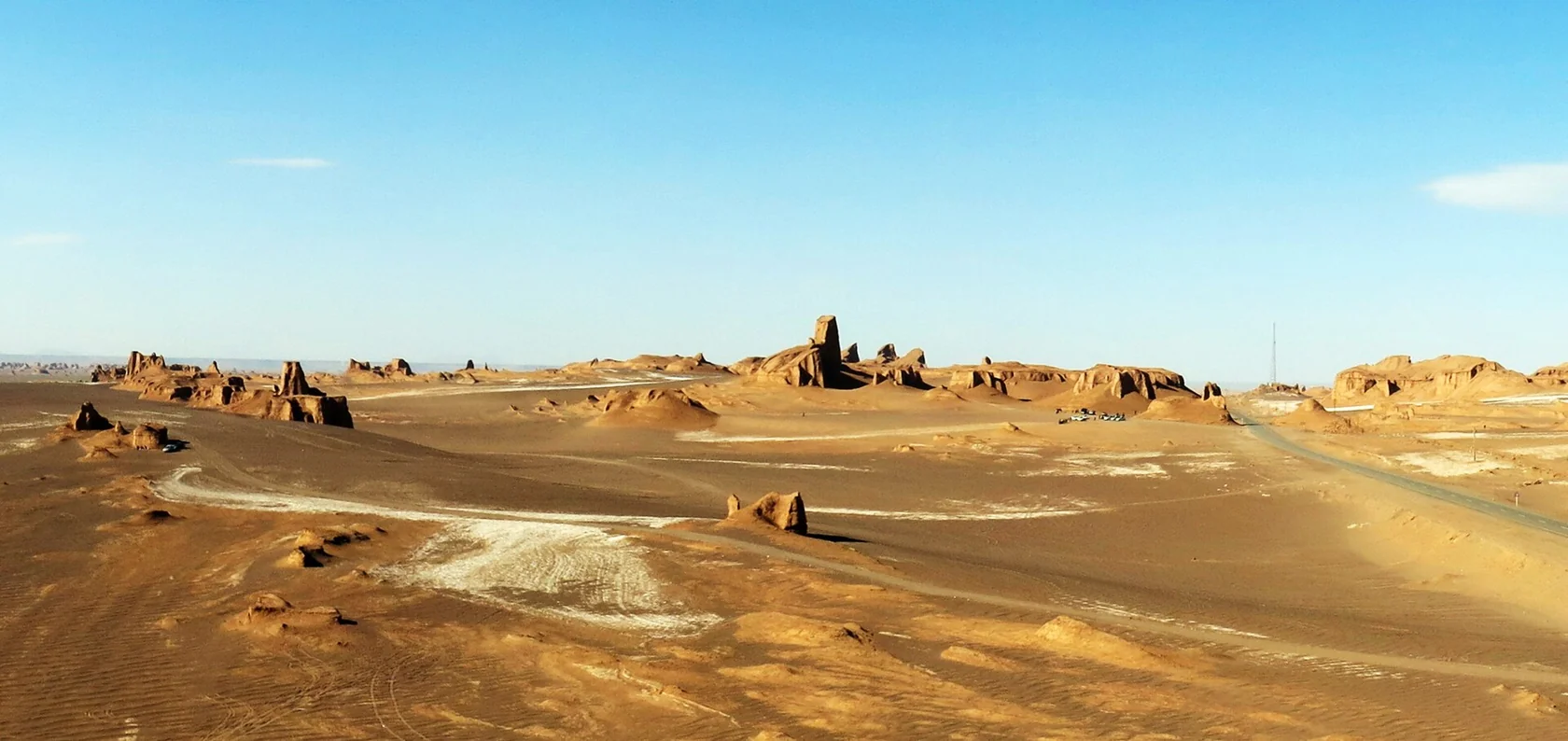 کلوتهای شهداد زیر آسمان آبی